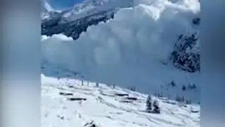 WATCH: Avalanche in K-P's Swat District | Avalanche falls in Swat's Bahrain, destroys 10 houses