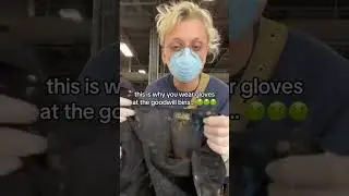 Вот почему нужно надевать перчатки у мусорных баков Goodwill 🤢 #биологическаяопасность #отвратите...