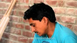 Kashmiri craftsman makes cricket bats from willow wood - India