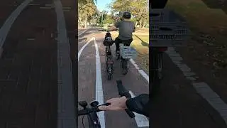 В израиле воруют велосипеды так часто, что человек взял с собой запасной 😂