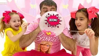 Stacy e pai est&atilde;o estourando bal&otilde;es com surpresas