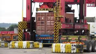 Straddle Carrier Operation (2)