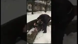 Серега Синий опять синячит у почты