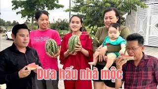 Gia đình Bùi Trung Đẳng thu hoạch dưa hấu trước cửa nhà quá hên luôn