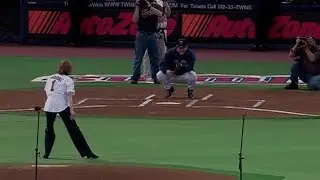 KC@MIN: Moore tosses first pitch at Metrodome