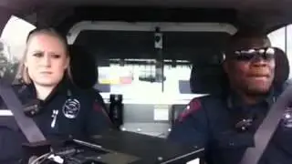 E demential ce fac acesti doi politisti in masina