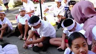 Sembahyang ke Pura Kehen