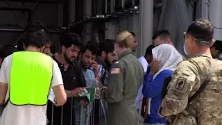 Afghanistan, nella base di Sigonella tra gli sfollati in fuga dalla guerra: 