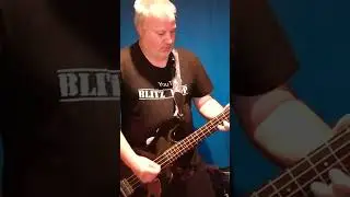 Bass mit Sekundenkleber repariert #guitar #punkrocklive #metal #shorts