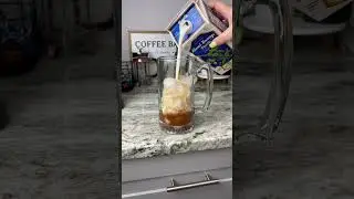 Iced Chai latte 💅🏼🫖#chaitealatte#asmr#latte#asmrcommunity#asmrsounds#satisfying#drinks