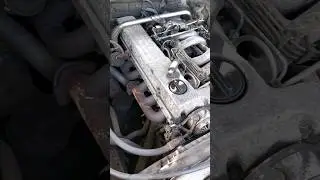 Warum ist ein Loch im Ventildeckel vom Mercedes-Diesel-Motor OM603...?