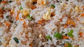 Отличный рецепт быстрого и простого жареного риса с яйцом.