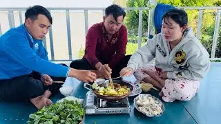 Trời Gi&oacute; Bấc Lạnh Lẽo Cả Nh&agrave; Ngồi Qu&acirc;y Quần B&ecirc;n Nồi Lẩu Cua Đồng Thơm Ngon Đậm Đ&agrave; Hương Vị Miền T&acirc;y