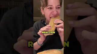 Extranjera Comiendo un Tamal Por Primera Vez