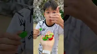 Добрая маленькая девочка ела радужные конфеты и пила кока-колу. #смешно #конфеты #еда #мило