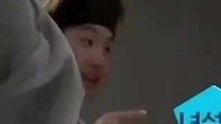 Yoongi chamando o Taehyung do lado dele | V LIVE BTS