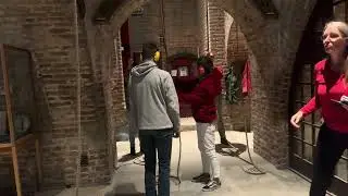 Voorluiding 10:00. Kerkklokken luiden voor kerkdienst domkerk