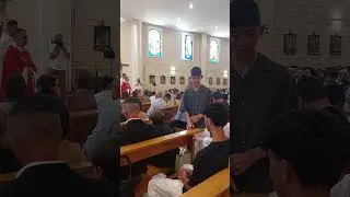 Итальянские дети проходят обряд миропомазания (cresima) в католической церкви на юге Италии.