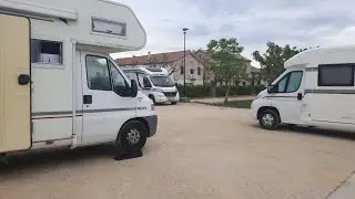 NOUS ETIONS SUR L AIRE DE CAMPING CAR GRATUITE TOUT PRES DE GERONE CATALOGNE (ESPAGNE)