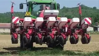 KUHN MAXIMA 2 TI M - Pneumatic precision seed drills (In action)