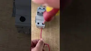 Comment C&acirc;bler Un Circuit Va-et-Vient (Interrupteur Double) (How to Wire a Two-Way Switch Circuit)
