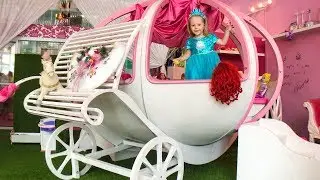 Funny Stacy like princess Elsa playing in the magic house