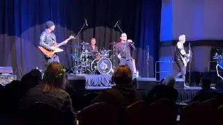 Hollywood U2 plays Beautiful Day