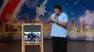 ČLOVEK OPONA&Scaron;A ZVOK MOTORJA