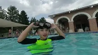 Дети играются в бассейне \ Kids Pool Fun