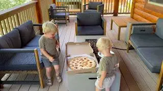 Picking up some pizza at the Mt Lemmon Cookie Cabin!