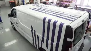 Niini pakettiautojen teippaus uuteen yritysilmeeseen