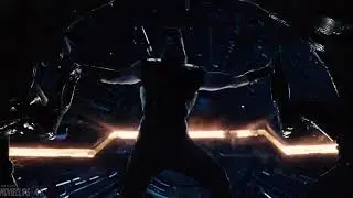 El enano crea el martillo nuevo de thor y grut lo empu&ntilde;a