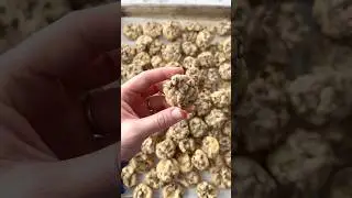 Маленькие печенья с шоколадной крошкой на один укус &mdash; ссылка на рецепт в комментариях!