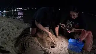 LOVERS CATCHS CRABS AT SEA SHORE Pattaya beach at night