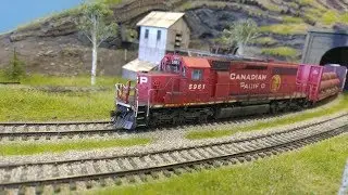 Supertrain 2018!!! Rob Arsenault, Weather My Trains - HO Scale Border SD40-2 Pulling a Mixed Freight