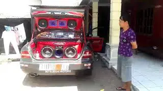 Audio Mobil sedan Mitsubishi Lancer