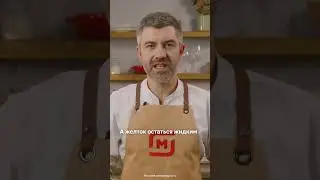 Зеленый салат с копченым лососем и яйцом пашот.
