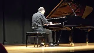 Tian Jiang spielt 
