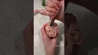How to pipe buttercream flowers