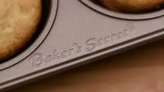 Red Velvet and Pine Green Muffin Tins Baker's Secret&reg;