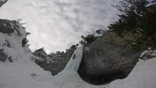 Stage cascade de glace, petit piochon en t&ecirc;te dans le cigare de dancing fall aux Orres.