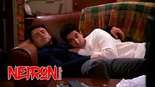 Росс и Джоуи заснули вместе.  Сериал 