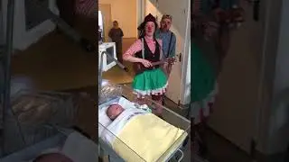 CliniClowns Sjappo en Silly zingen een liedje voor Morris