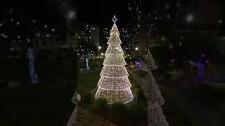 Dr&ouml;nare - Jul och julgran bredvid v&auml;g i Belo Horizonte i Minas Gerais i Brasilien (#Shorts)