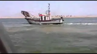 Pesqueros de Punta Umbría atascados en la bocana del puerto