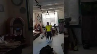 Stoelgijm schouders met de koekepan
