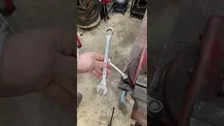 Использование двух гаечных ключей для откручивания болта!
