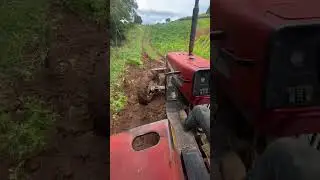 trator com motor fraco n&atilde;o consegue andar em estrada na ro&ccedil;a