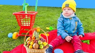 A kid on a PICNIC ! Nazavrik is playing !