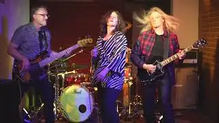 DOGS ON LEAD - Driving in style (Thundermother - Cover)